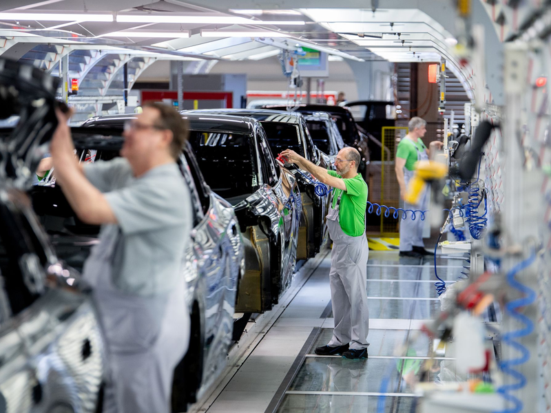 Die Stimmung in der deutschen Autoindustrie steigt weiter. (Archivbild) - Foto: Hauke-Christian Dittrich/dpa