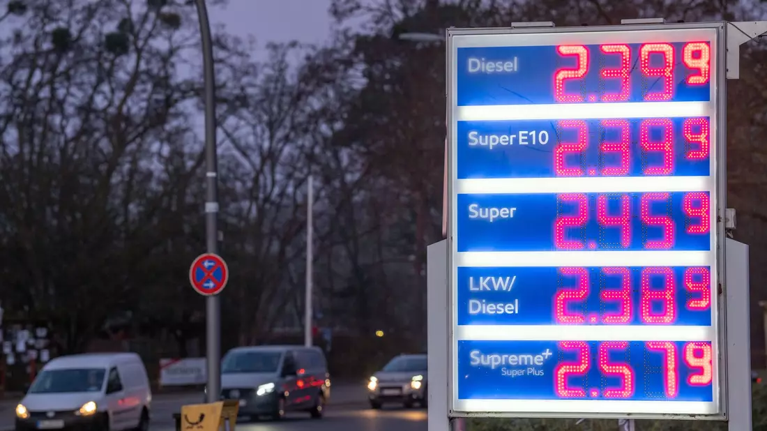Die Benzinpreise sind am Mittwochmorgen noch einmal deutlich gestiegen - wenn auch nicht überall so stark wie an dieser Tankstelle in Berlin. - Bild: Soeren Stache/dpa