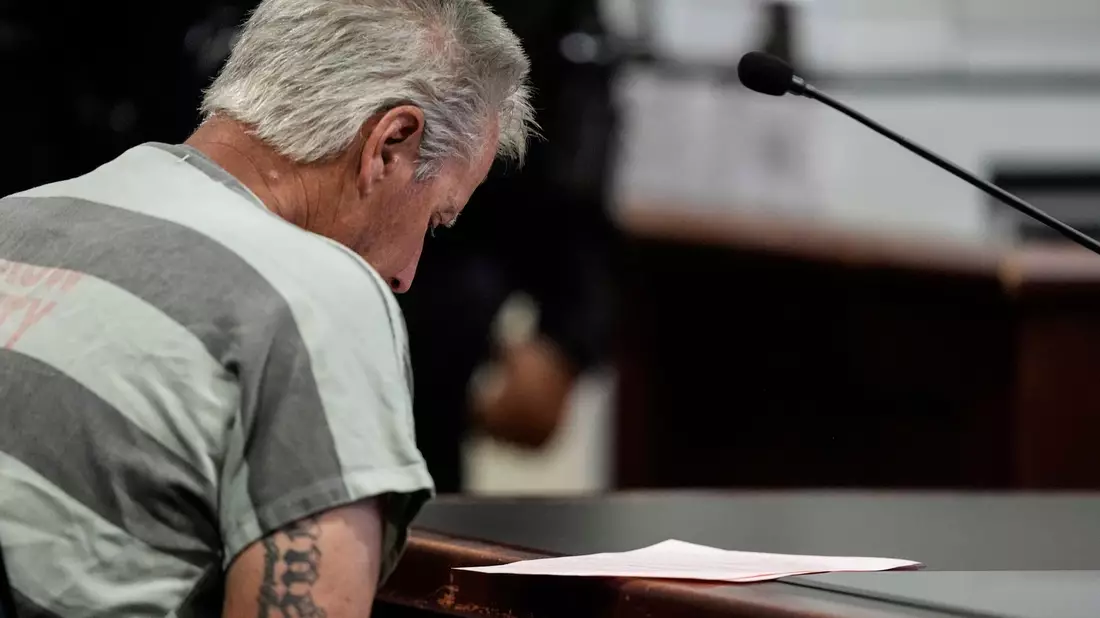 Ein 14-Jähriger tötete an einer Schule in Georgia 2024 mehrere Menschen. Nun ist sein Vater wegen Mordes verurteilt worden. (Archivbild) - Bild: Brynn Anderson/POOL AP/AP/dpa