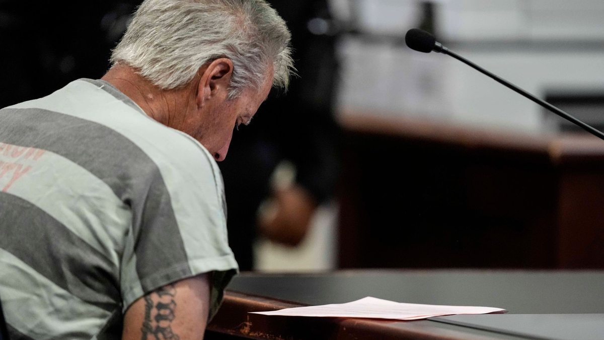 Ein 14-Jähriger tötete an einer Schule in Georgia 2024 mehrere Menschen. Nun ist sein Vater wegen Mordes verurteilt worden. (Archivbild) - Foto: Brynn Anderson/POOL AP/AP/dpa