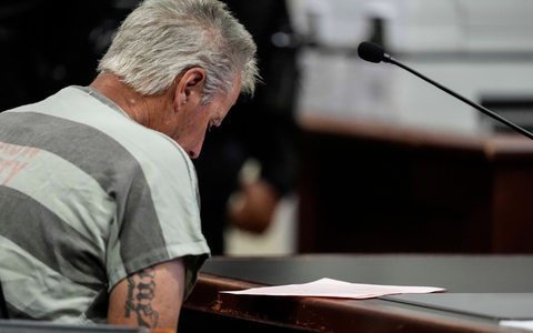 Ein 14-Jähriger tötete an einer Schule in Georgia 2024 mehrere Menschen. Nun ist sein Vater wegen Mordes verurteilt worden. (Archivbild) - Foto: Brynn Anderson/POOL AP/AP/dpa