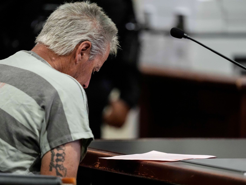 Ein 14-Jähriger tötete an einer Schule in Georgia 2024 mehrere Menschen. Nun ist sein Vater wegen Mordes verurteilt worden. (Archivbild) - Foto: Brynn Anderson/POOL AP/AP/dpa