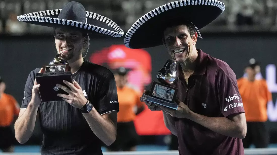 Alexander Zverev (l) bei der Siegerehrung mit Doppel-Partner Marcelo Melo. - Bild: Eduardo Verdugo/AP/dpa