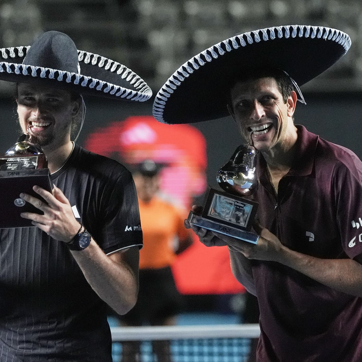 Alexander Zverev (l) bei der Siegerehrung mit Doppel-Partner Marcelo Melo. - Foto: Eduardo Verdugo/AP/dpa