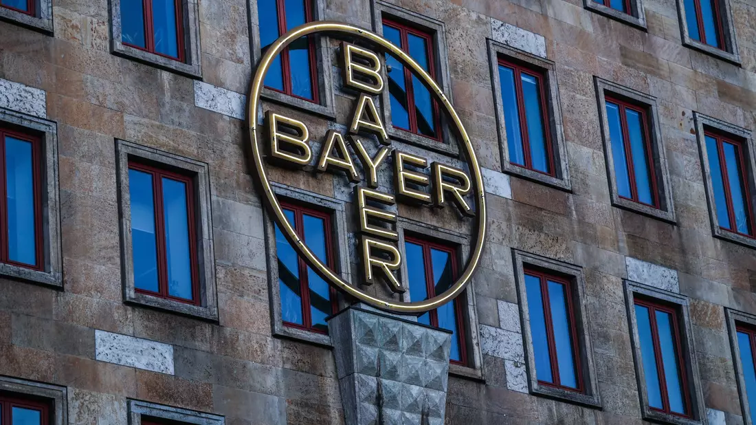 Das Bayerlogo an einem Verwaltungsgebäude in Leverkusen. - Bild: Oliver Berg/dpa