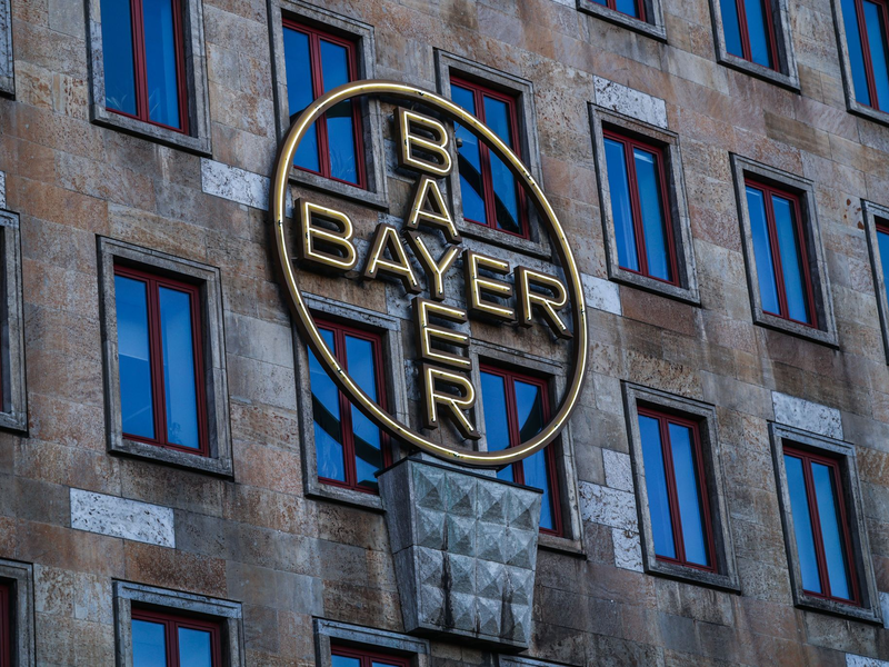 Das Bayerlogo an einem Verwaltungsgebäude in Leverkusen. - Foto: Oliver Berg/dpa