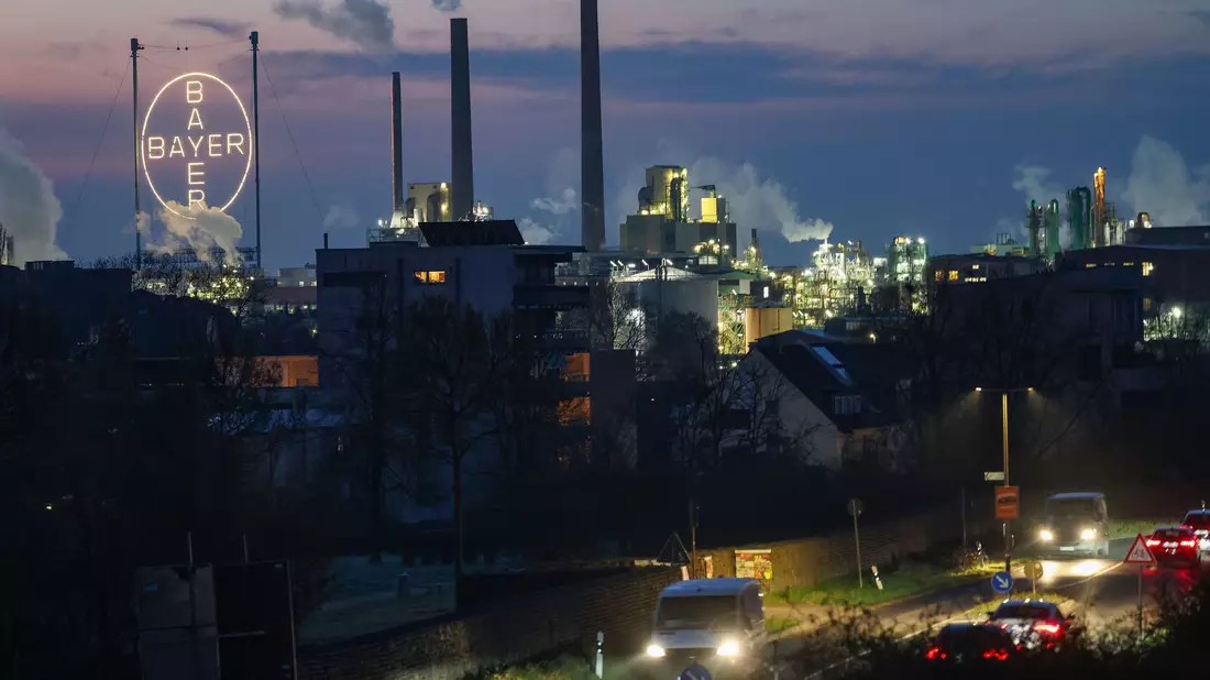 Bayer steckt in den roten Zahlen. - Bild: Oliver Berg/dpa