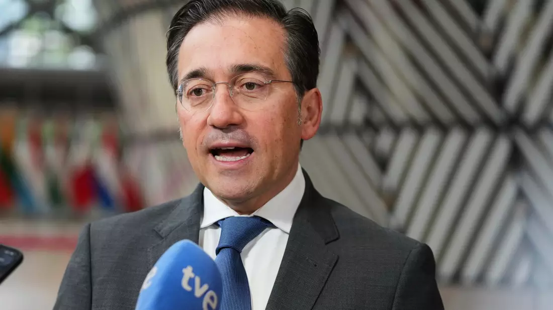 Spaniens Außenminister José Manuel Albares hat sich überrascht über das Schweigen von Bundeskanzler Friedrich Merz angesichts scharfer Angriffe von US-Präsident Donald Trump auf Spanien geäußert.  - Bild: Virginia Mayo/AP/dpa