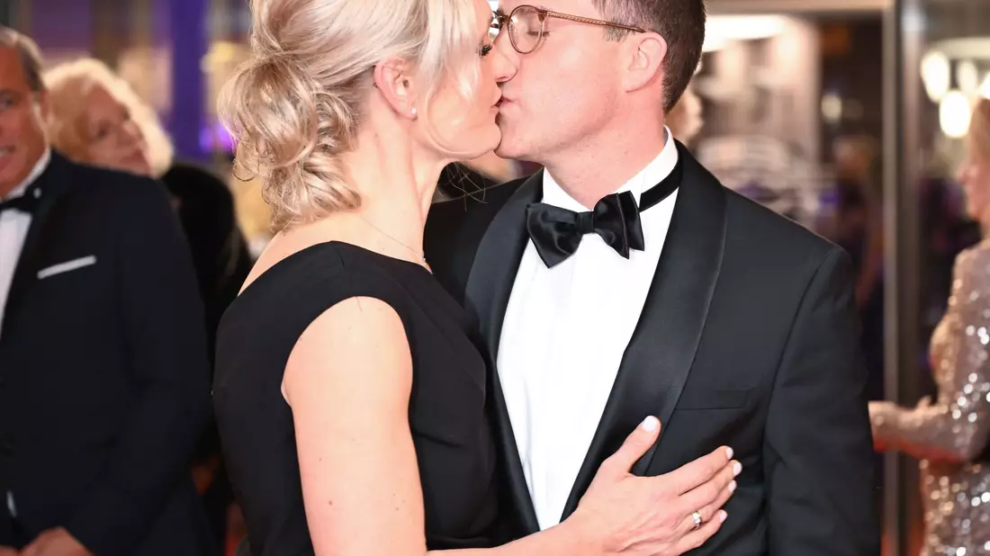 Manuel Hagel wird von seiner Ehefrau Franziska in Schutz genommen. Hier ein Kuss auf dem Landespresseball. (Archivbild) - Bild: Bernd Weißbrod/dpa