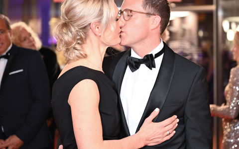 Manuel Hagel wird von seiner Ehefrau Franziska in Schutz genommen. Hier ein Kuss auf dem Landespresseball. (Archivbild) - Foto: Bernd Weißbrod/dpa