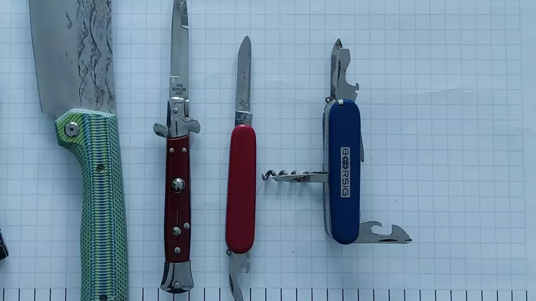BPOL NRW: Hauptbahnhof Bielefeld - Bundespolizei stellt mehrere Messer und Hackmesser sicher - Bild: presseportal.de