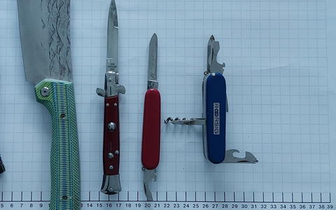 BPOL NRW: Hauptbahnhof Bielefeld - Bundespolizei stellt mehrere Messer und Hackmesser sicher - Foto: presseportal.de