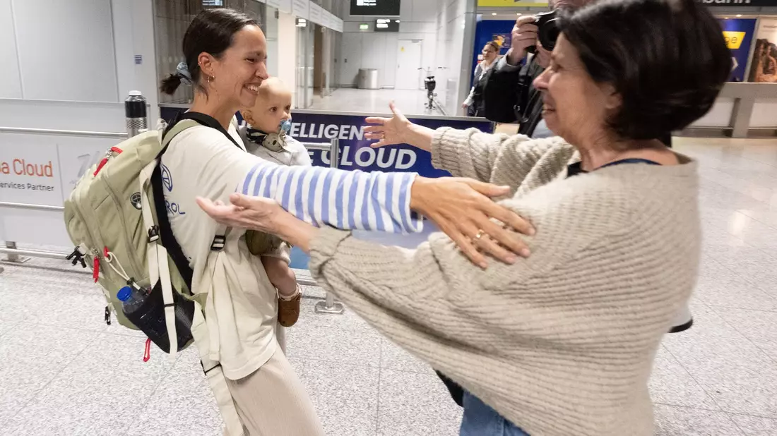 Menschen fielen ihren Lieben am Frankfurter Flughafen in die Arme. - Bild: Boris Roessler/dpa