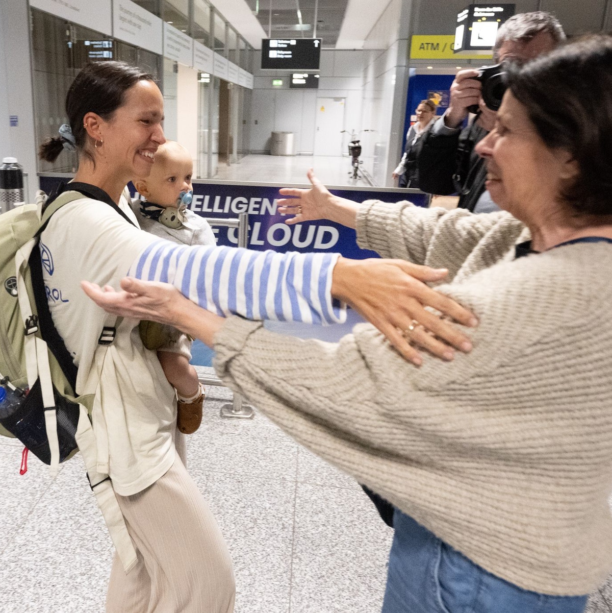 Menschen fielen ihren Lieben am Frankfurter Flughafen in die Arme. - Foto: Boris Roessler/dpa