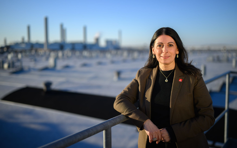 VW-Betriebsratschefin vor der Skyline des Wolfsburger VW-Werks. Von hier sollen künftig wieder mehr zentrale Ansagen kommen, fordert sie. - Foto: Julian Stratenschulte/dpa