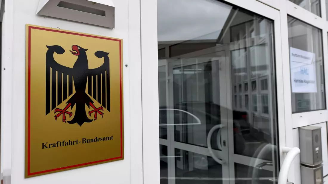 Das Kraftfahrt-Bundesamt veröffentlicht jeden Monat die neuen Zulassungszahlen von Neuwagen. (Archivbild) - Bild: Carsten Rehder/dpa