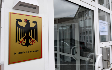 Das Kraftfahrt-Bundesamt veröffentlicht jeden Monat die neuen Zulassungszahlen von Neuwagen. (Archivbild) - Foto: Carsten Rehder/dpa