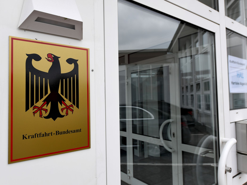 Das Kraftfahrt-Bundesamt veröffentlicht jeden Monat die neuen Zulassungszahlen von Neuwagen. (Archivbild) - Foto: Carsten Rehder/dpa