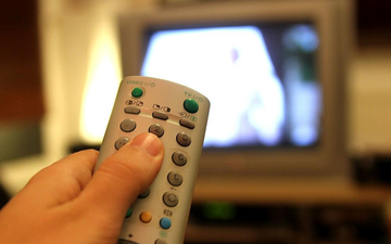 Fernsehzuschauer mit einer Fernbedienung (Archiv) - Foto: via dts Nachrichtenagentur