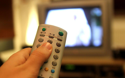 Fernsehzuschauer mit einer Fernbedienung (Archiv) - Foto: via dts Nachrichtenagentur