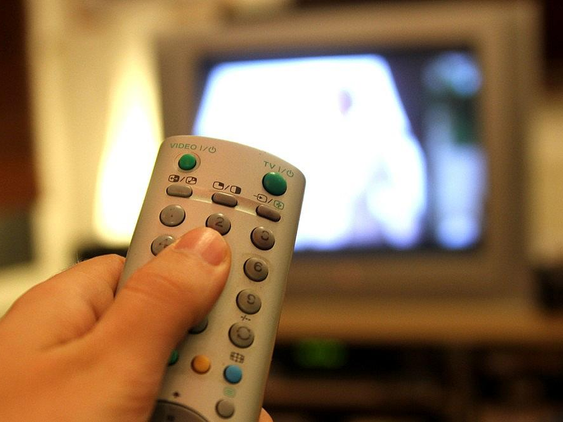 Fernsehzuschauer mit einer Fernbedienung (Archiv) - Foto: via dts Nachrichtenagentur