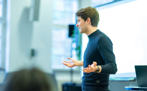 Juri Galkin von Finanzklar erklärt: Erstes gutes Gehalt – und trotzdem zu wenig Geld? Die häufigsten Finanzfehler beim Berufseinstieg - Foto: presseportal.de