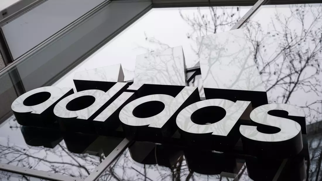 Adidas will im laufenden Jahr zwei Milliarden Euro an Umsatz zulegen (Archivbild).  - Bild: Christophe Gateau/dpa