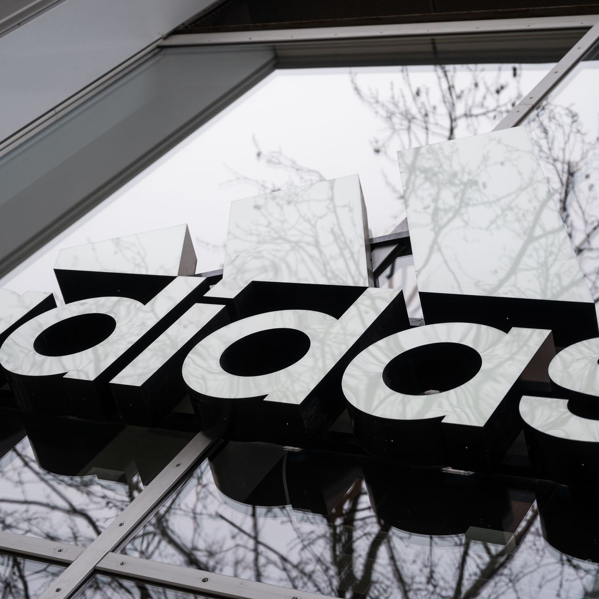 Adidas will im laufenden Jahr zwei Milliarden Euro an Umsatz zulegen (Archivbild).  - Foto: Christophe Gateau/dpa