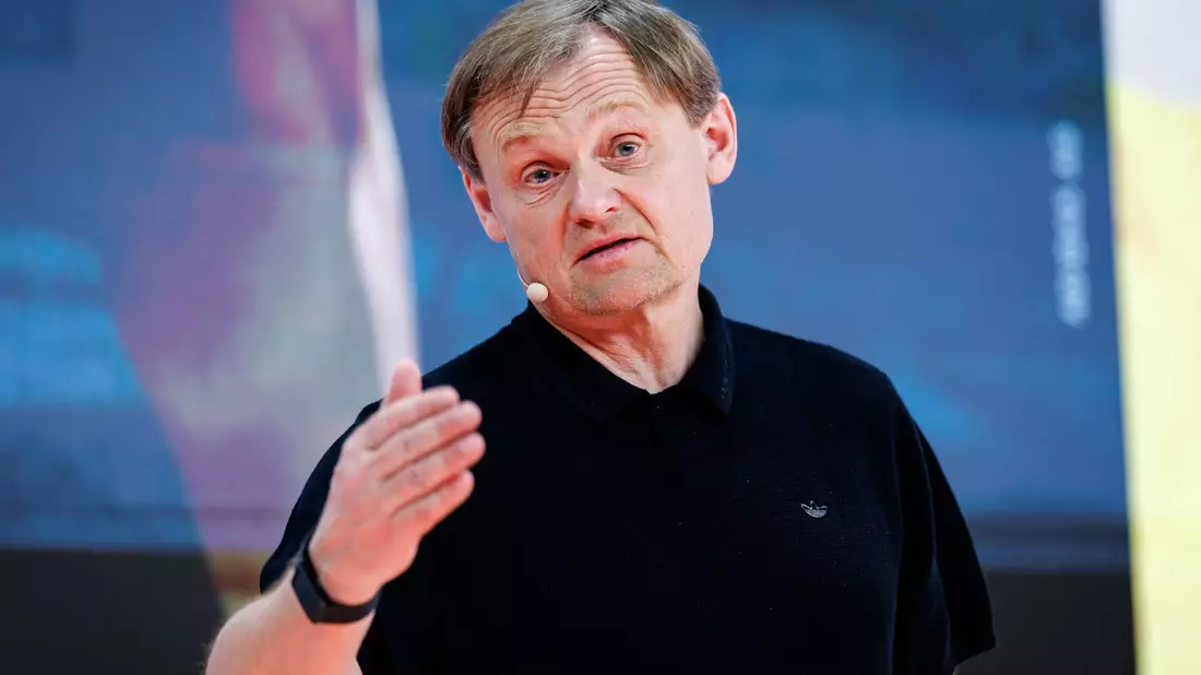 Adidas-Vorstandschef Björn Gulden bleibt bis 2030 an der Spitze des Unternehmens.  - Bild: Daniel Karmann/dpa