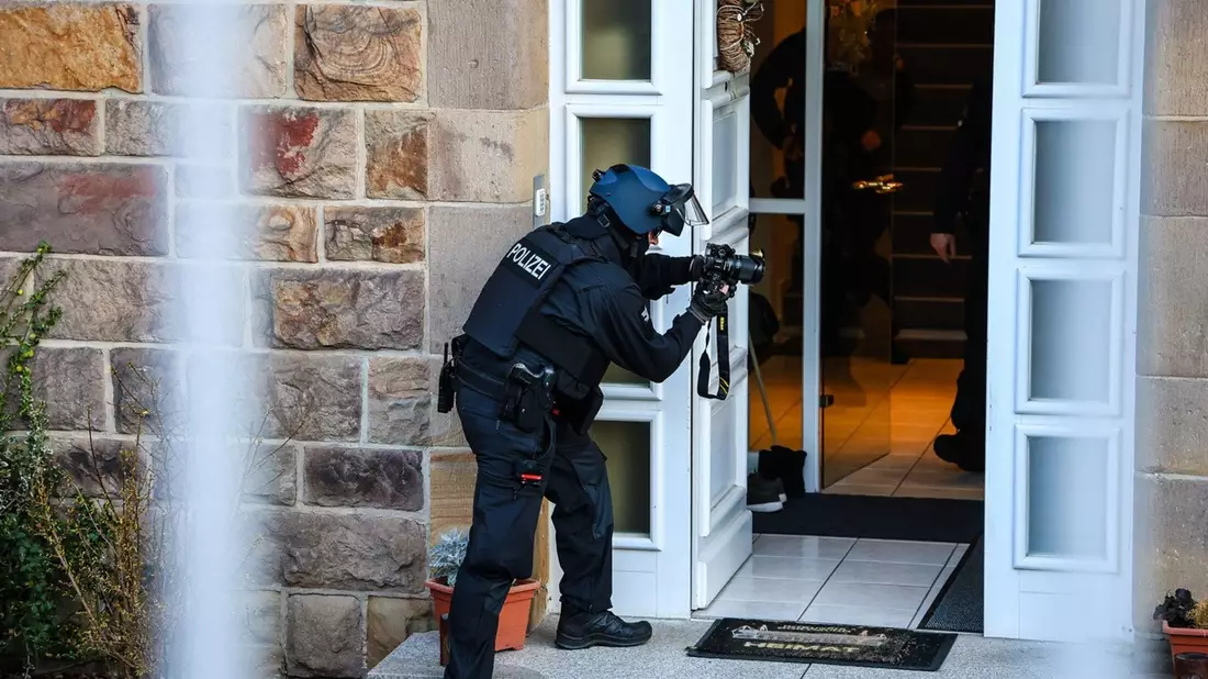 Bewaffnete Einsatzkräfte waren in Iserlohn vor Ort. - Bild: Alex Talash/dpa