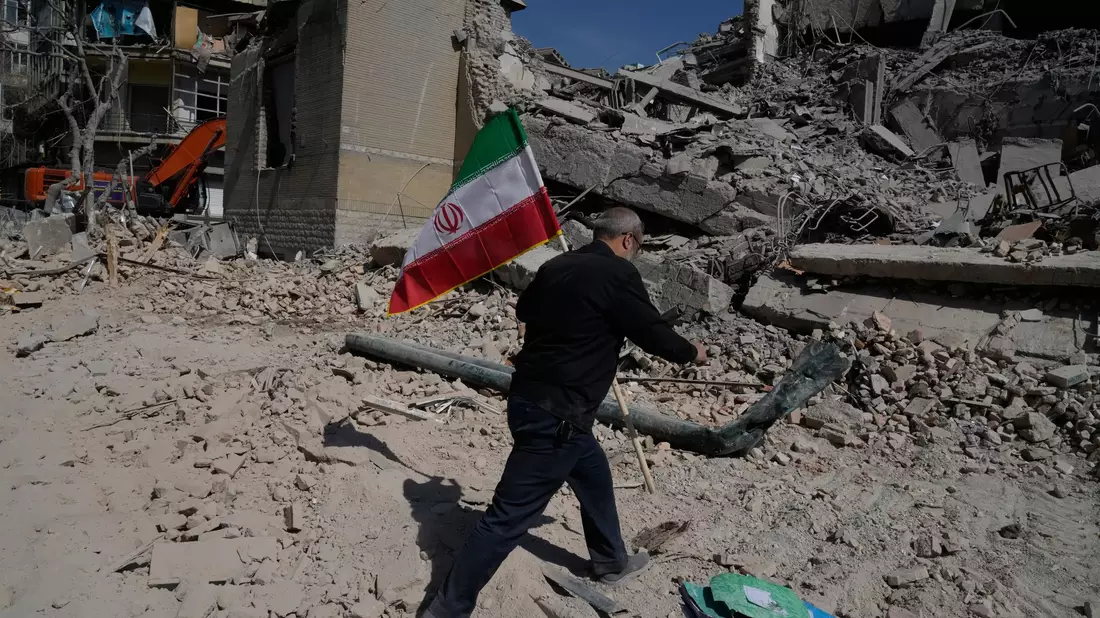 Die Angriffe auf den Iran gehen weiter.  - Bild: Vahid Salemi/AP/dpa
