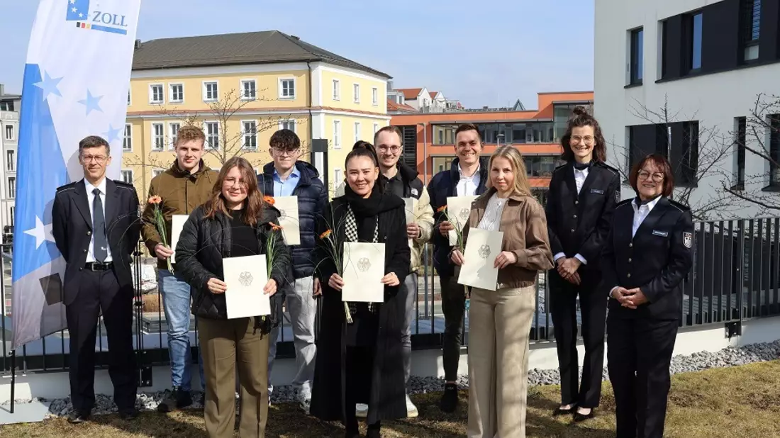 HZA-RO: Neueinstellungen für den gehobenen Dienst beim Hauptzollamt Rosenheim: Sieben Anwärterinnen und Anwärter für den gehobenen Dienst frisch vereidigt - Bild: presseportal.de