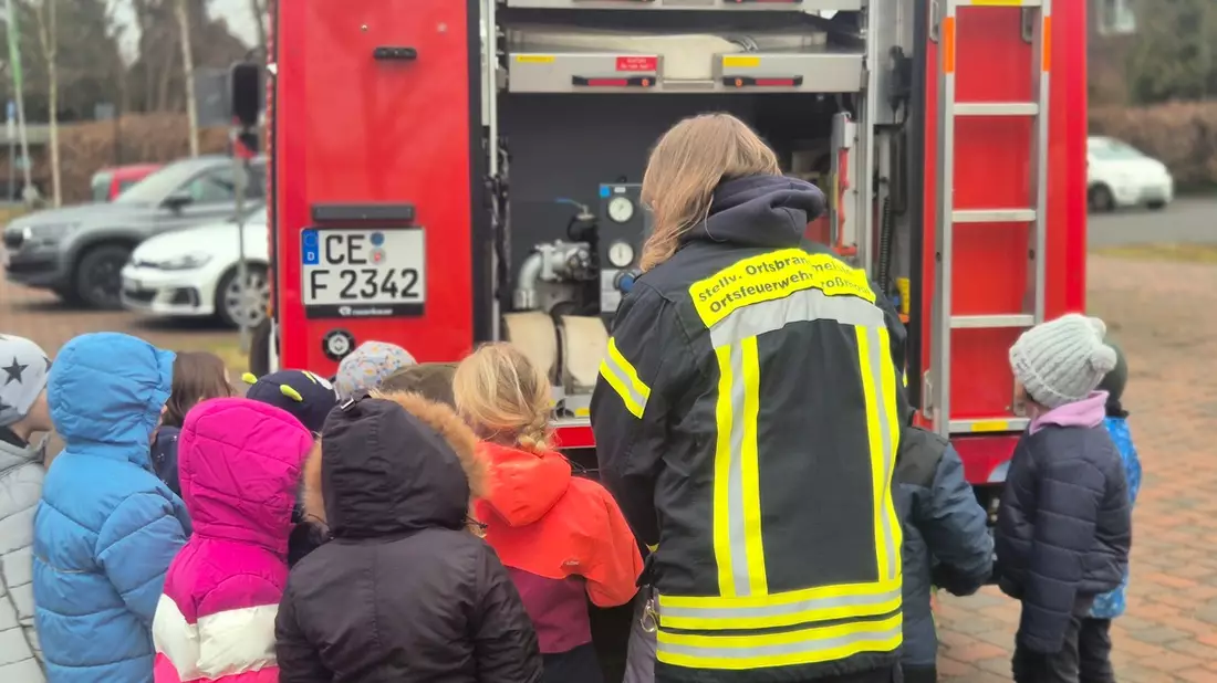 FW Wathlingen: Spannender Vormittag bei der Feuerwehr Großmoor - Kindergarten Moorwichtel zu Gast - Bild: presseportal.de