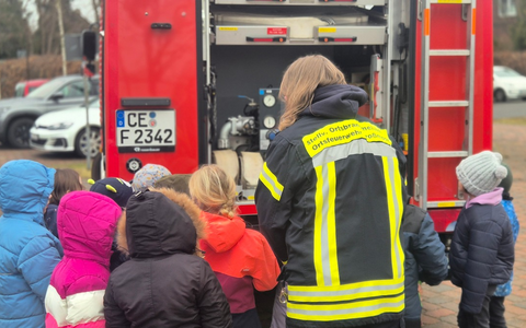 FW Wathlingen: Spannender Vormittag bei der Feuerwehr Großmoor - Kindergarten Moorwichtel zu Gast - Foto: presseportal.de