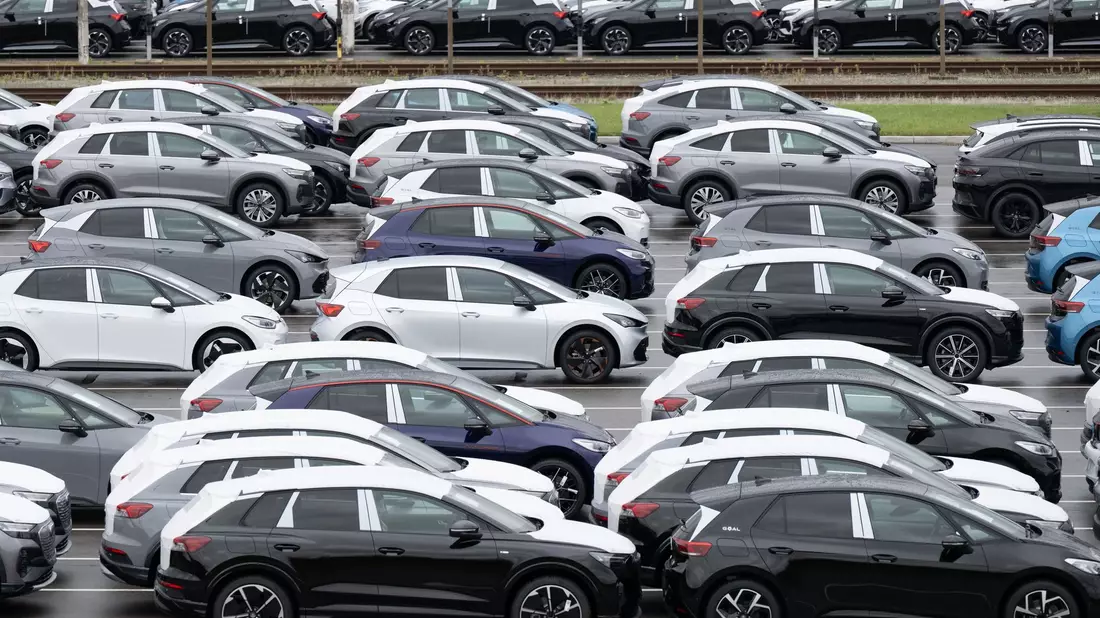 Die EU will der europäischen Autoindustrie helfen und damit Arbeitsplätze erhalten. (Symbolbild) - Bild: Sebastian Kahnert/dpa