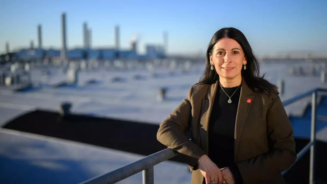 VW-Betriebsratschefin vor der Skyline des Wolfsburger VW-Werks. Von hier sollen künftig wieder mehr zentrale Ansagen kommen, fordert sie. - Bild: Julian Stratenschulte/dpa
