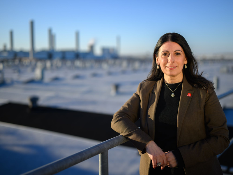 VW-Betriebsratschefin vor der Skyline des Wolfsburger VW-Werks. Von hier sollen künftig wieder mehr zentrale Ansagen kommen, fordert sie. - Foto: Julian Stratenschulte/dpa
