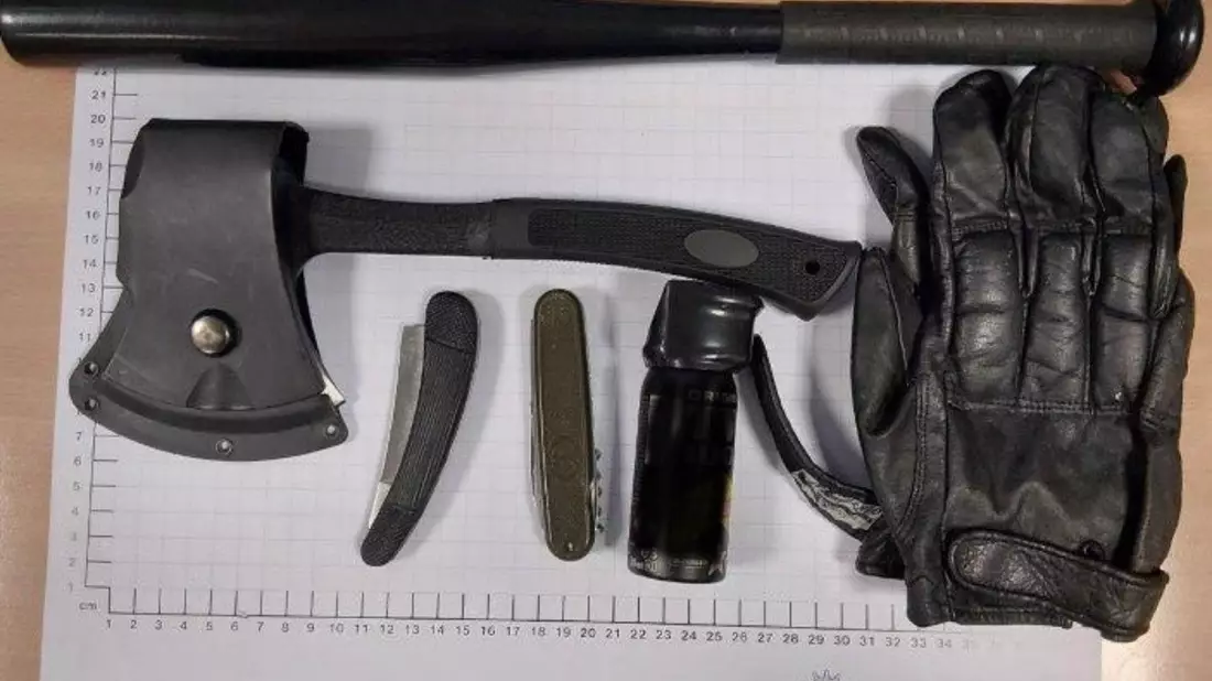 BPOL NRW: Mann setzt Pfefferspray bei Auseinandersetzung ein - Bundespolizei ermittelt und beschlagnahmt mehrere gefährliche Gegenstände - Bild: presseportal.de