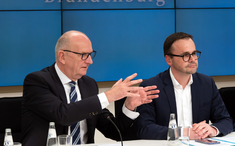 Dietmar Woidke, Brandenburgs Regierungschef, und Jan Redmann, CDU-Landesvorsitzender, präsentieren ihre Ziele für eine gemeinsame Koalition. - Foto: Soeren Stache/dpa