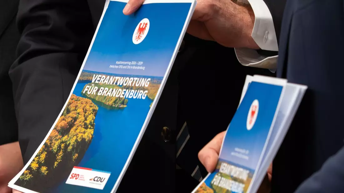 So sieht der neue Koalitionsvertrag von SPD und CDU aus. - Bild: Soeren Stache/dpa