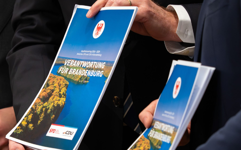 So sieht der neue Koalitionsvertrag von SPD und CDU aus. - Foto: Soeren Stache/dpa