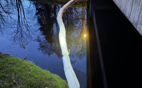 FW-AUR: Ausbreitung von Gewässerverunreinigung eingedämmt - Foto: presseportal.de