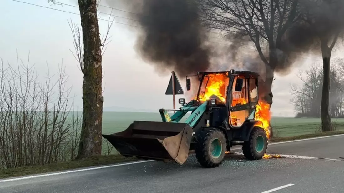 POL-HX: Radlader steht in Flammen - Bild: presseportal.de