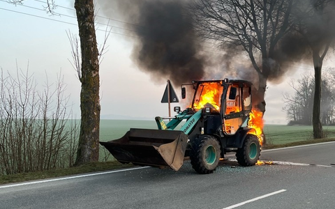 POL-HX: Radlader steht in Flammen - Foto: presseportal.de
