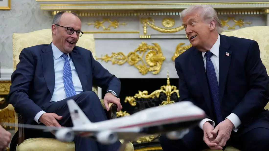 Trump hatte bei einem Treffen mit Merz Kritik an den Regierungen von Spanien und Großbritannien geübt. - Bild: Mark Schiefelbein/AP/dpa