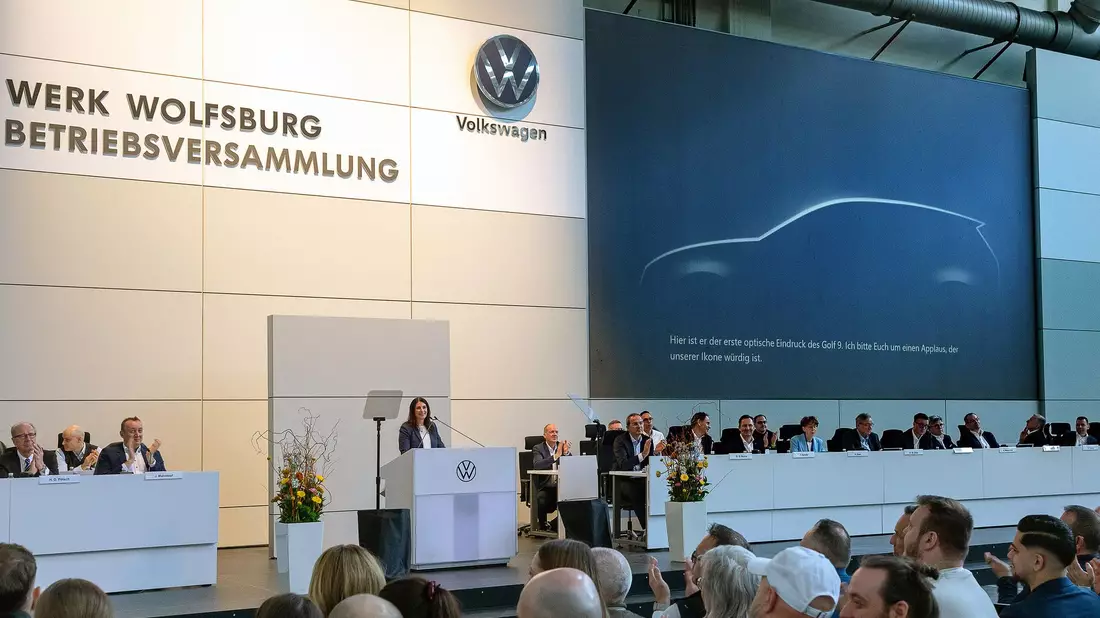 Bei der VW-Betriebsversammlung sind die Umrisse des kommenden Golf 9 erstmals auf der Leinwand zu sehen. - Bild: Cem-Kerim Delikan/Volkswagen AG/dpa