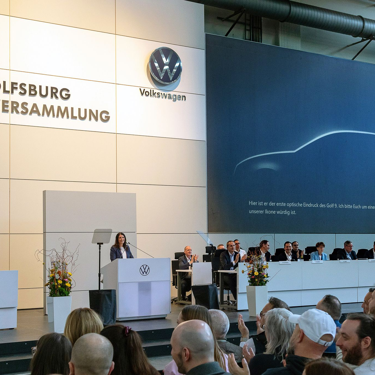 Bei der VW-Betriebsversammlung sind die Umrisse des kommenden Golf 9 erstmals auf der Leinwand zu sehen. - Foto: Cem-Kerim Delikan/Volkswagen AG/dpa