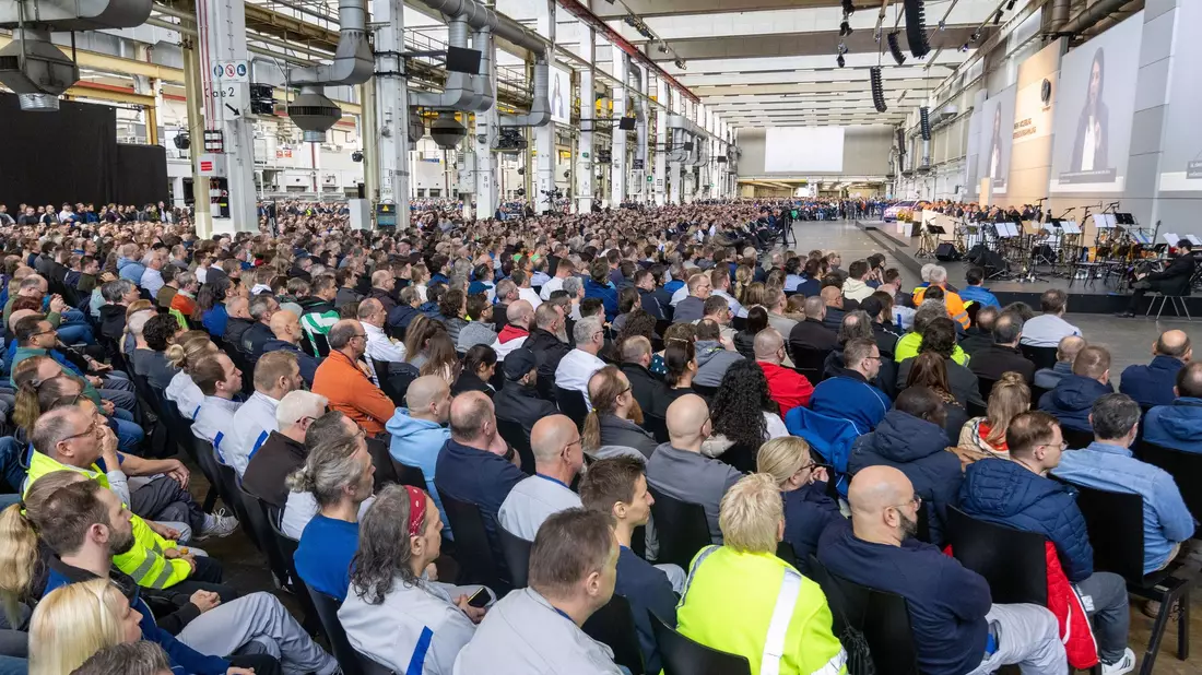 Tausende Mitarbeiterinnen und Mitarbeiter folgen der Versammlung in Halle 11 des Stammwerks. - Bild: Kevin Nobs/Volkswagen AG/dpa