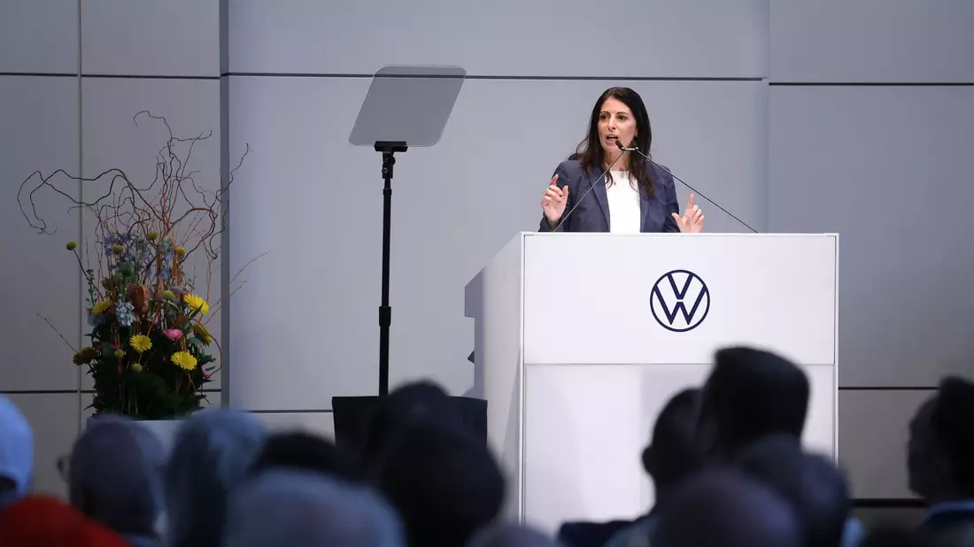 Betriebsratschefin Daniela Cavallo fordert in ihrer Rede klarere Vorgaben für Konzerntöchter wie Audi und Porsche. - Bild: Kevin Nobs/Volkswagen AG/dpa