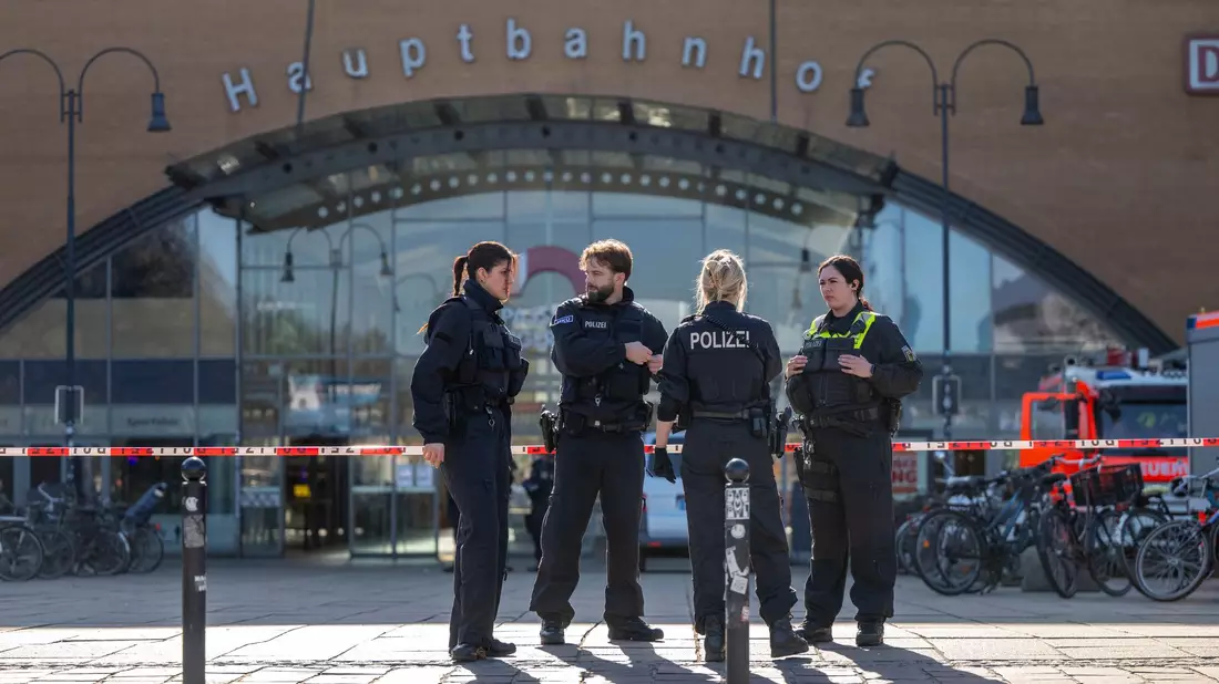 Ein Anrufer hatte über den Zentralruf der Polizei mitgeteilt, Sprengstoff sei im Bremer Hauptbahnhof abgelegt worden.  - Bild: Sina Schuldt/dpa